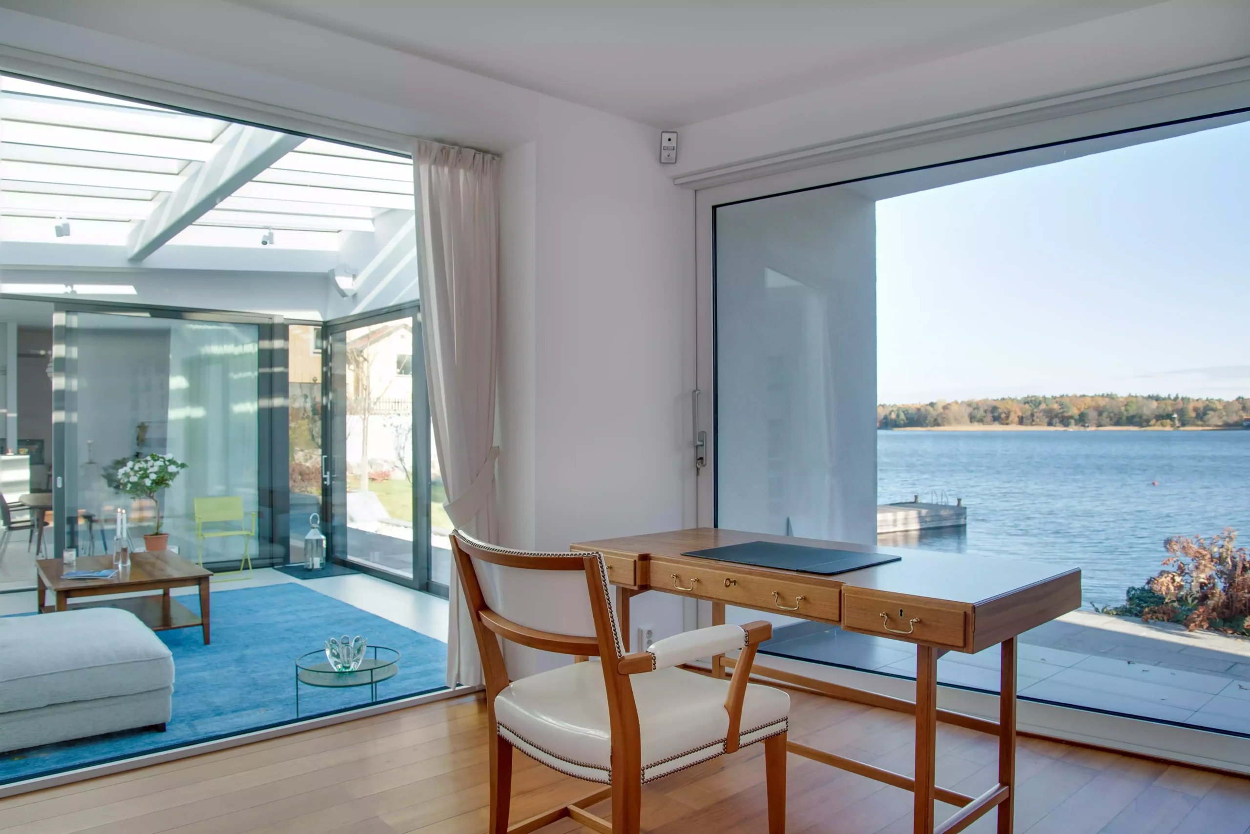 luxury-beach-house-with-glass-windows-beautiful-scenery-sea